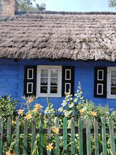 chata łowicka z dachem krytym strzechą niebieska