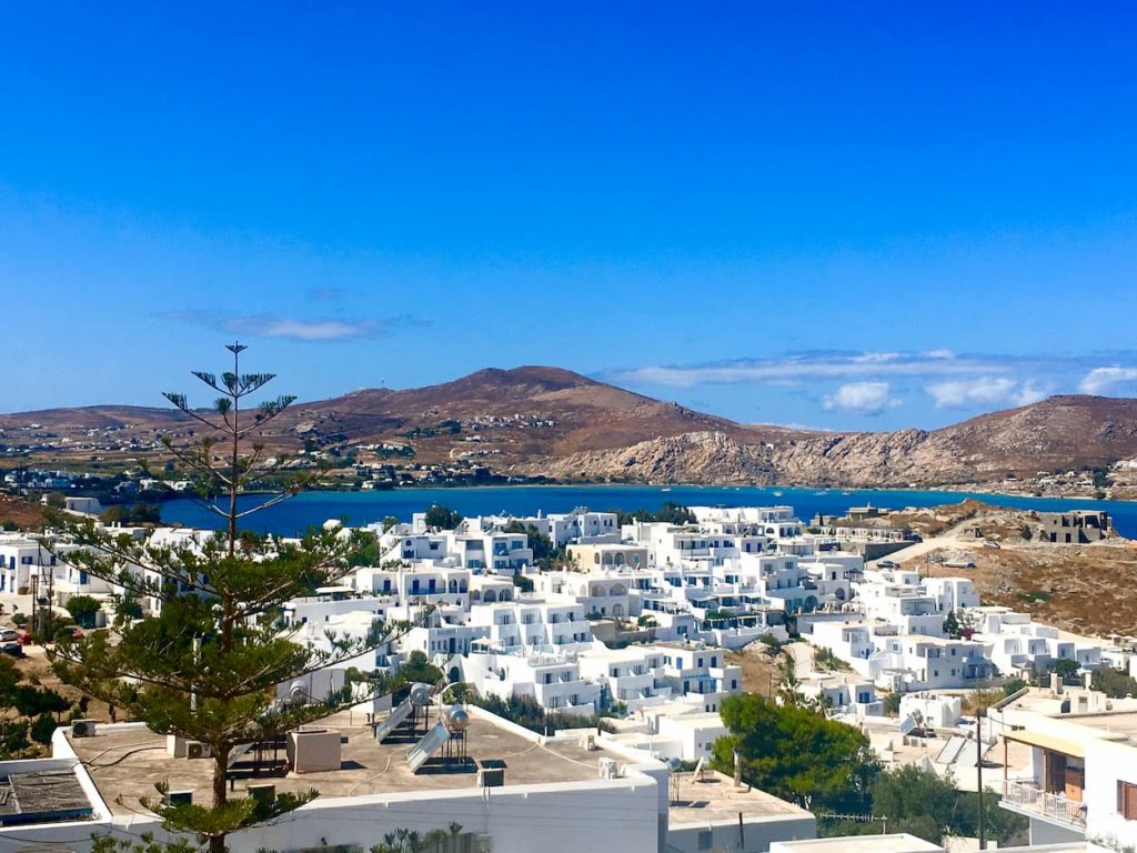 białe domki na wzgórzu w grecji