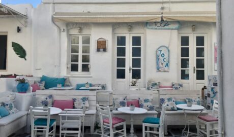 ogródek restauracyjny w grecji na paros na cykladach