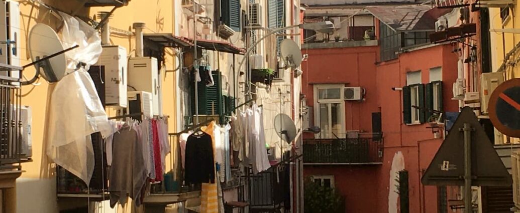 wloska-uliczka-z-praniem-na-balkonach