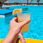 drinki pod palmami nad basenem
