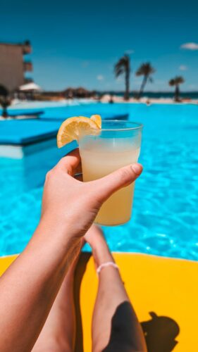 drinki pod palmami nad basenem