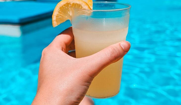 drinki pod palmami nad basenem